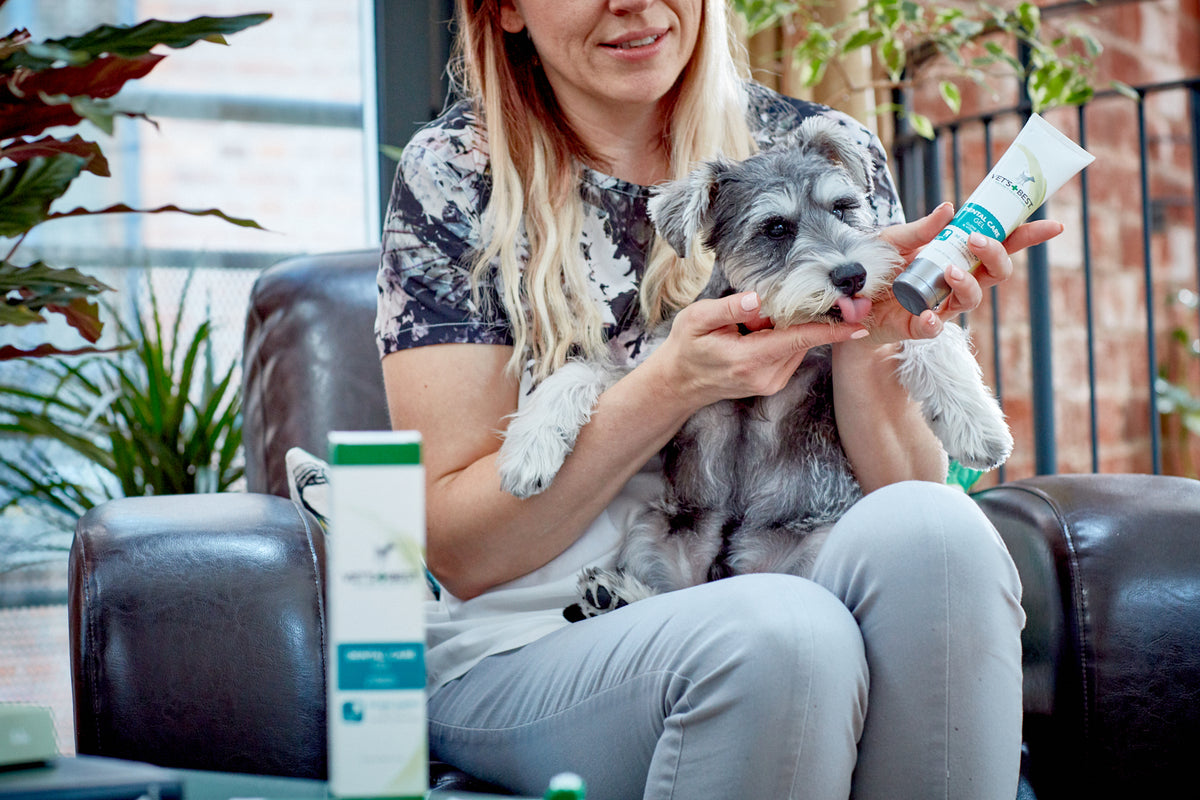 Vet's Best Dental Gel — en uso
