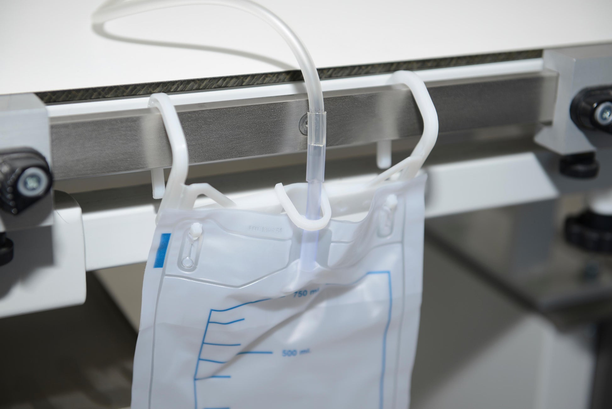 KRUUSE | Colgador para bolsas de orina - secondary detail or packaging