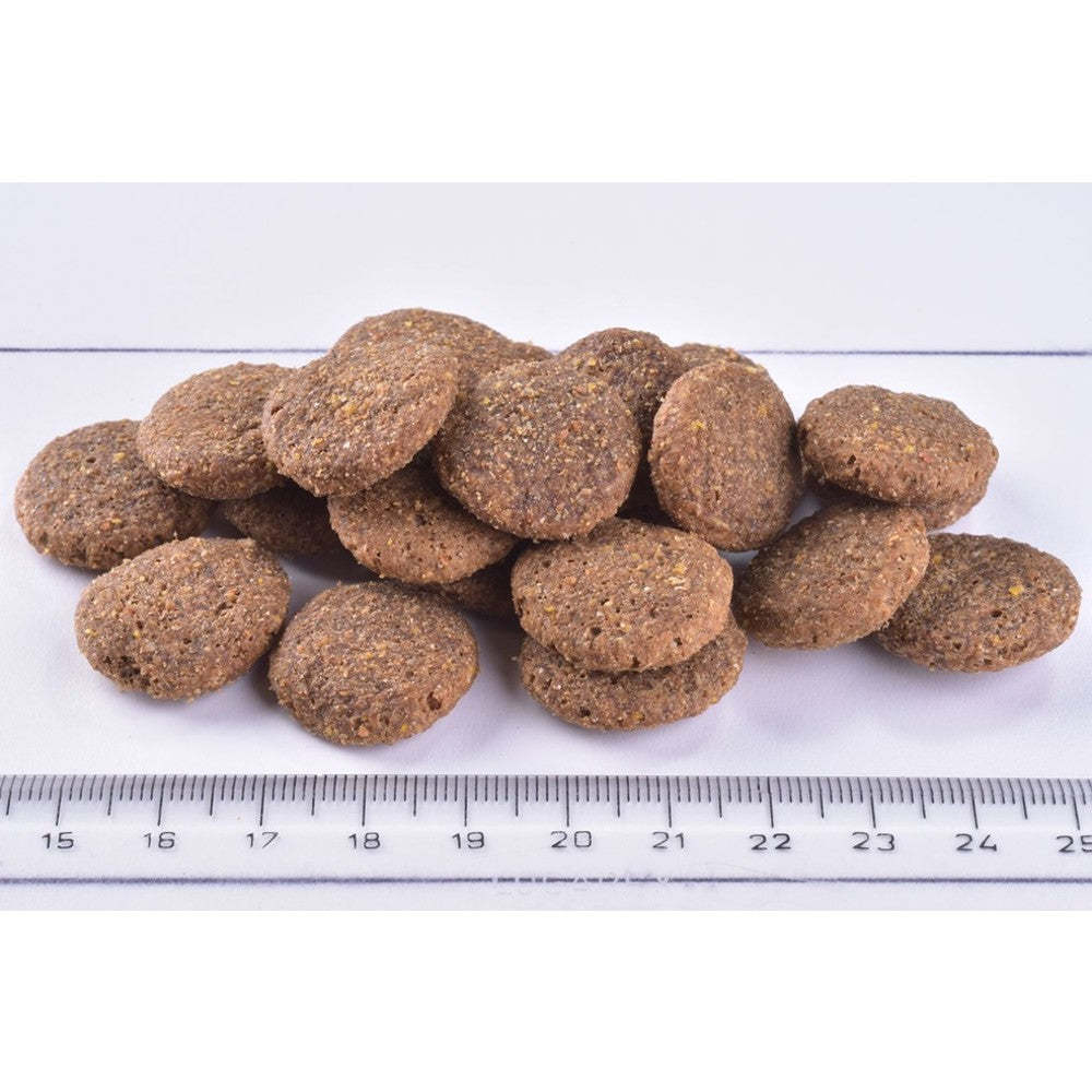 Croquetas de Brit Premium by Nature Adult Large sobre regla