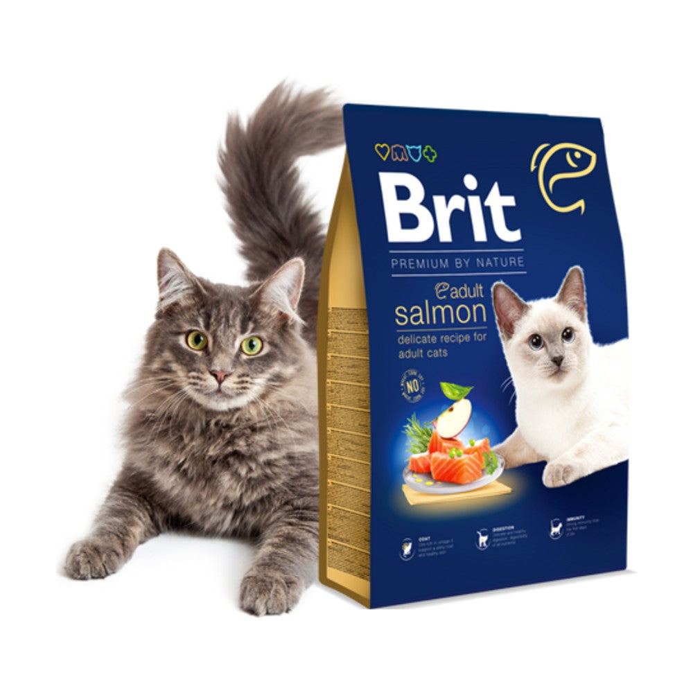 Brit Premium by Nature Cat Adult Salmon, saco de 8 kg, junto a un gato