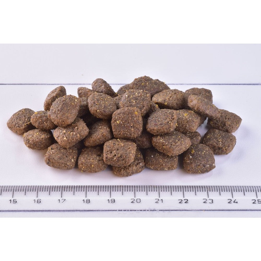 Croquetas de Brit Premium by Nature Sensitive Lamb sobre regla