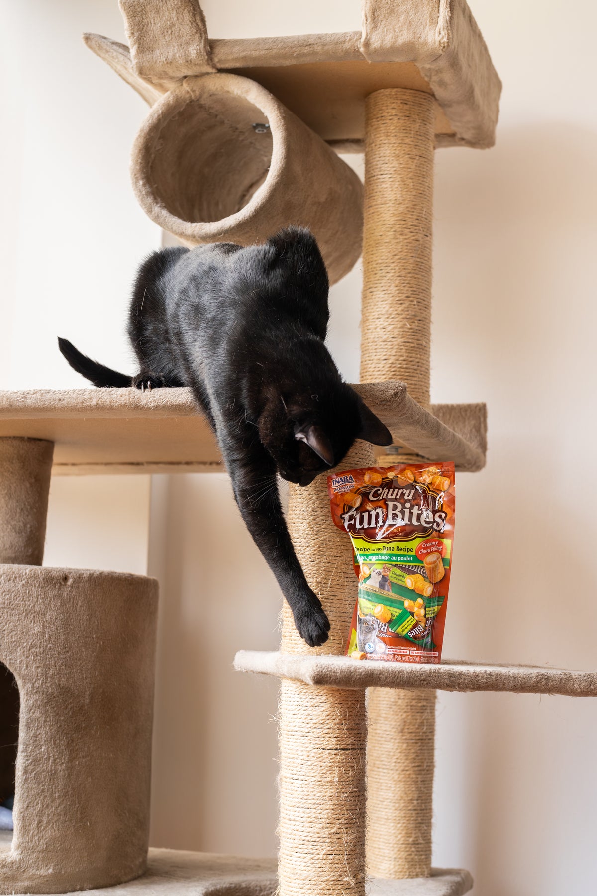 Inaba Churu Fun Bites | Premio horneado con centro cremoso para gatos sabor pollo y atún — foto oficial INABA Churu