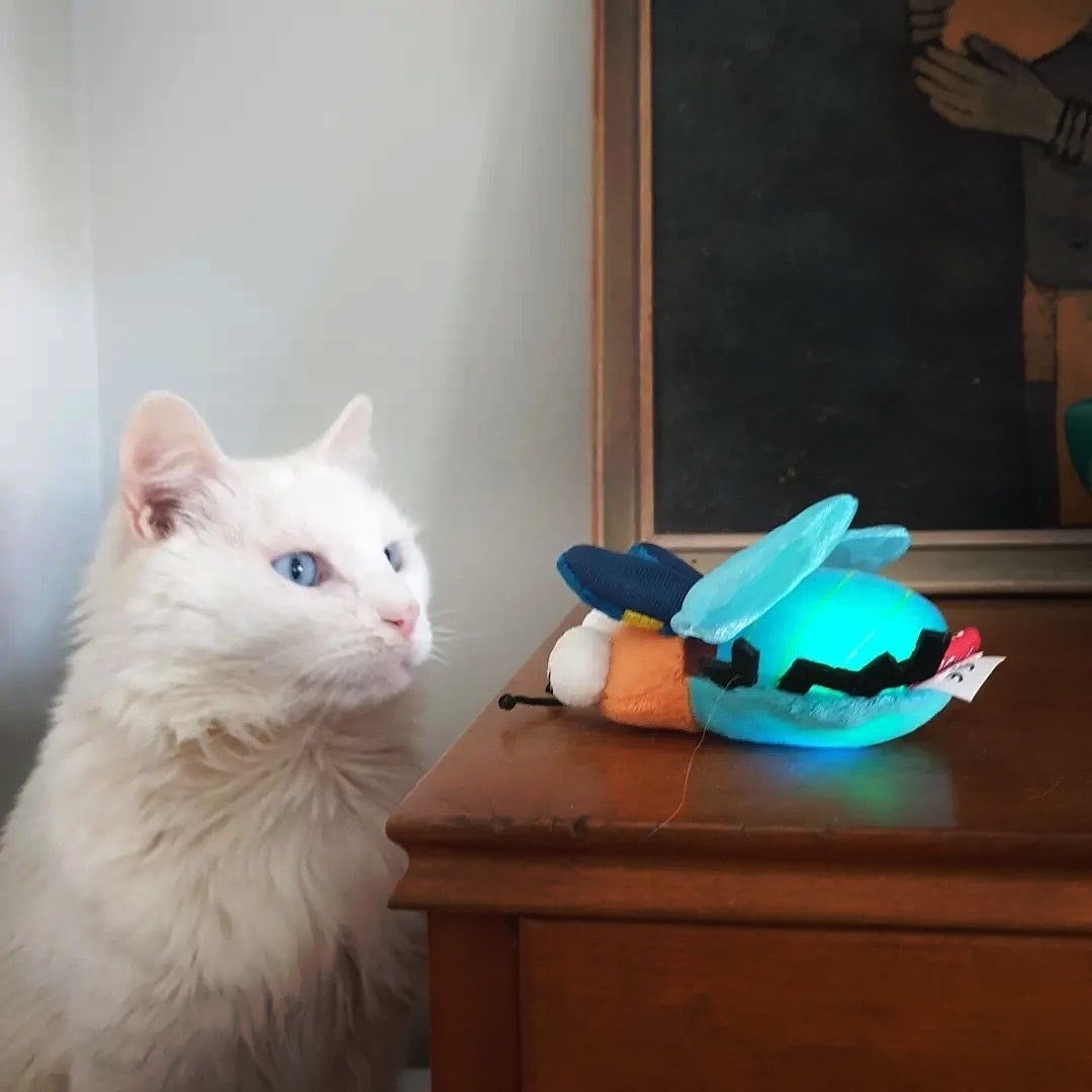 Gigwi | Juguete para gatos Luciérnaga "Shining Friends" con luz LED activada y catnip en el interior — foto oficial GiGwi