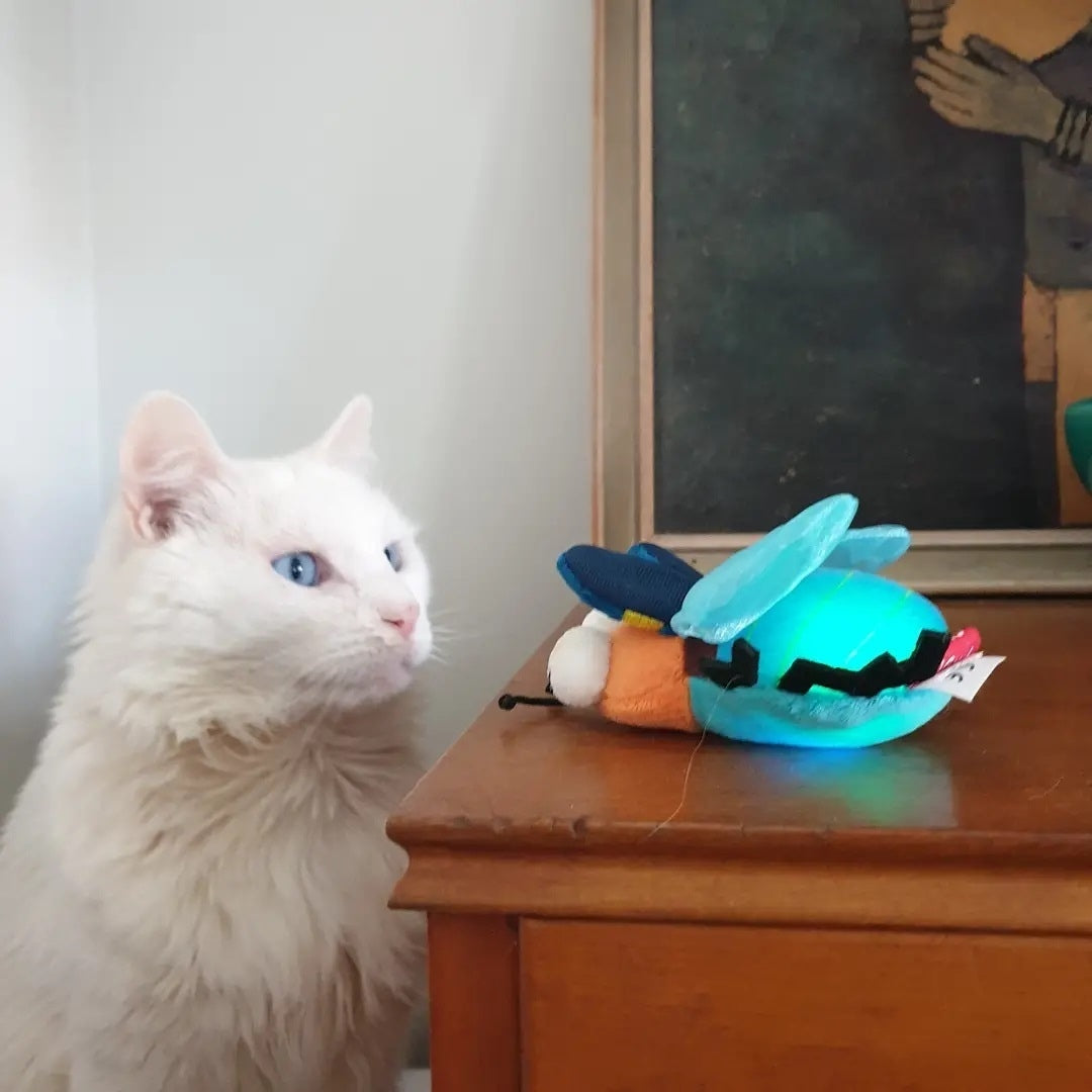 Gigwi | Juguete para gatos Luciérnaga "Shining Friends" con luz LED activada y catnip en el interior — foto oficial GiGwi