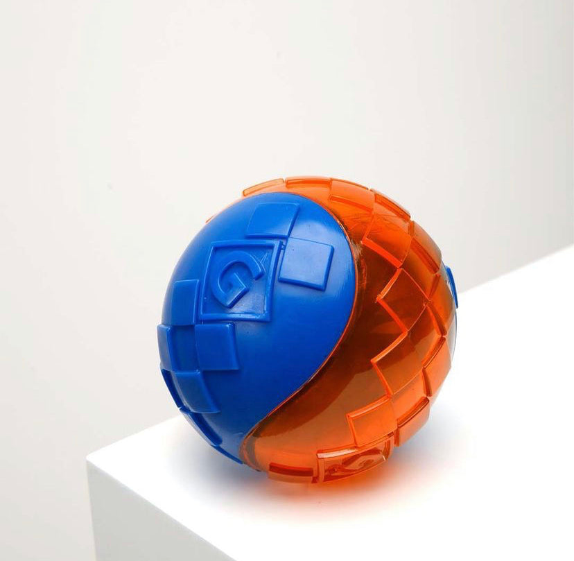 Gigwi Ball Trans | Pelota transparente con sonido para perros — foto oficial GiGwi