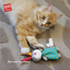 Gigwi Refillable Catnip | Conejo con 3 bolsitas de catnip para gatos en uso — fotografía original del catálogo GiGwi 2026