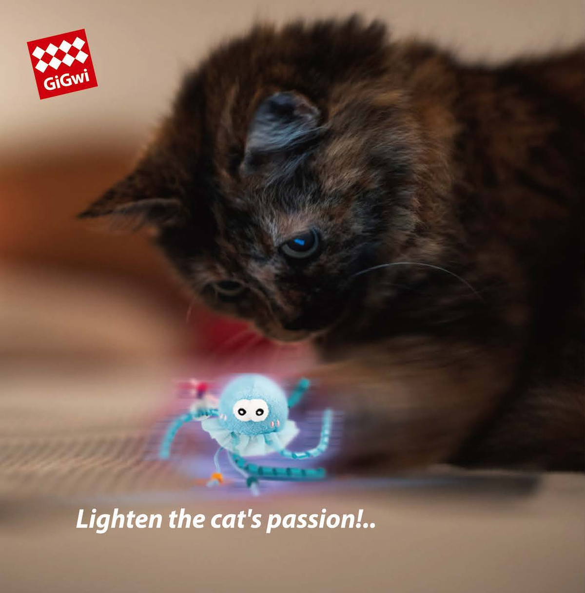 Gigwi | Juguete para gatos Medusa "Shining Friends" con luz LED activada y catnip en el interior en uso — fotografía original del catálogo GiGwi 2026