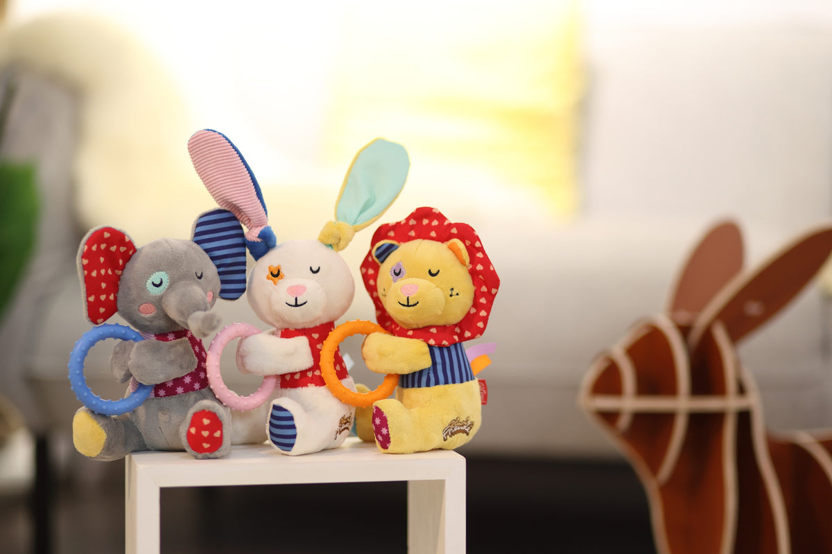 Gigwi Plush Friendz | Juguete conejo de felpa con sonido y aro de TPR para perros