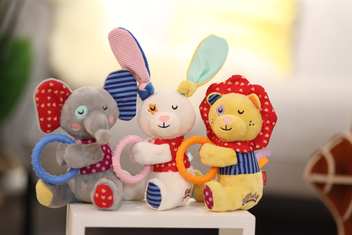 Gigwi Plush Friendz | Juguete conejo de felpa con sonido y aro de TPR para perros