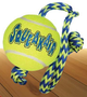 KONG SqueakAir Ball with Rope — imagen referencial del catálogo Vetpharma; presentación según la opción seleccionada
