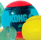 KONG SQUEEZZ Action Ball — imagen referencial del catálogo Vetpharma; presentación según la opción seleccionada
