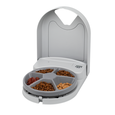 Petsafe comedero automático de 5 comidas · producto con la tapa abierta y comida en la bandeja