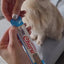 Churu para gatos sabor atún con ostión: apertura del tubo y demostración del premio cremoso, con cierre INABA.