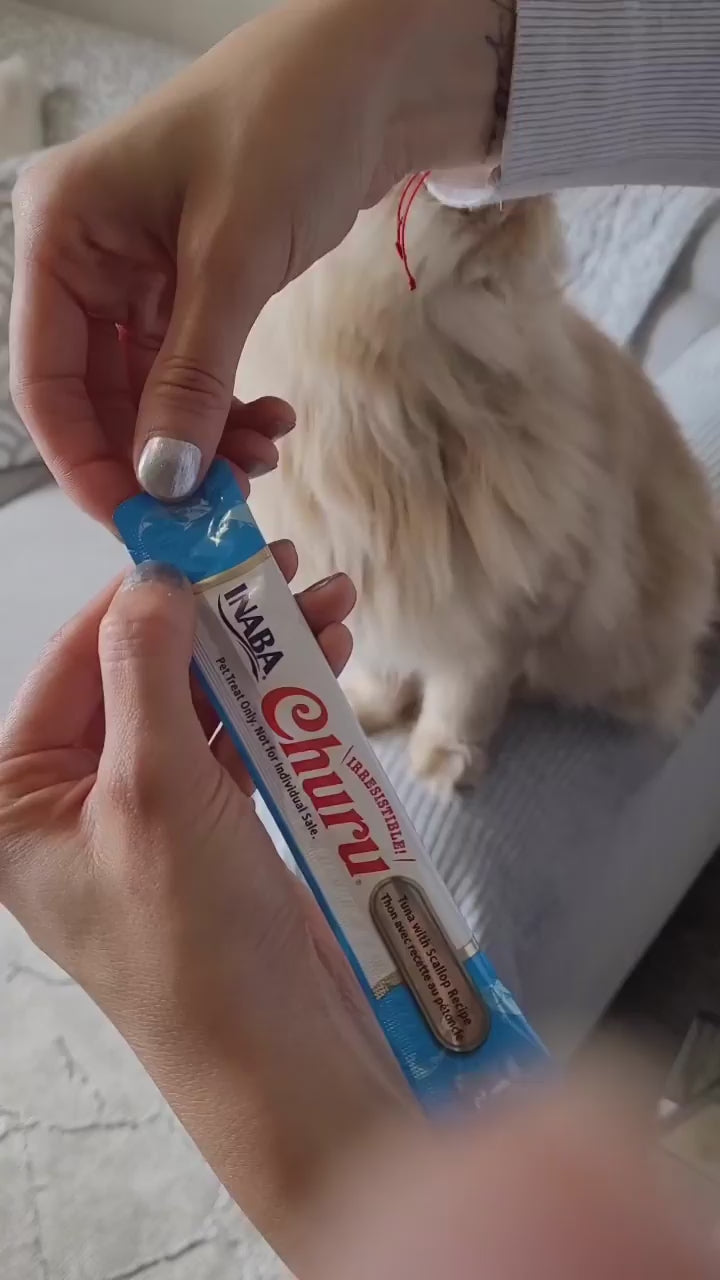 Churu para gatos sabor atún con ostión: apertura del tubo y demostración del premio cremoso, con cierre INABA.