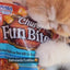 Churu Fun Bites para gatos: receta de atún con ostión, presentación del envase, apertura del sobre y consumo del premio.